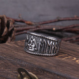 Bred ring i rostfritt stål med Odens symbol och runor runtom