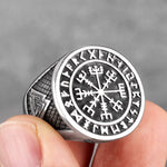 Klackring från vikingatiden med viking kompass och runor på framstycket