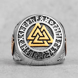 Stålfärgad klackring med guldfärgad valknut på klacken