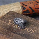 Silverfärgad vargring i stål med keltiska knutar