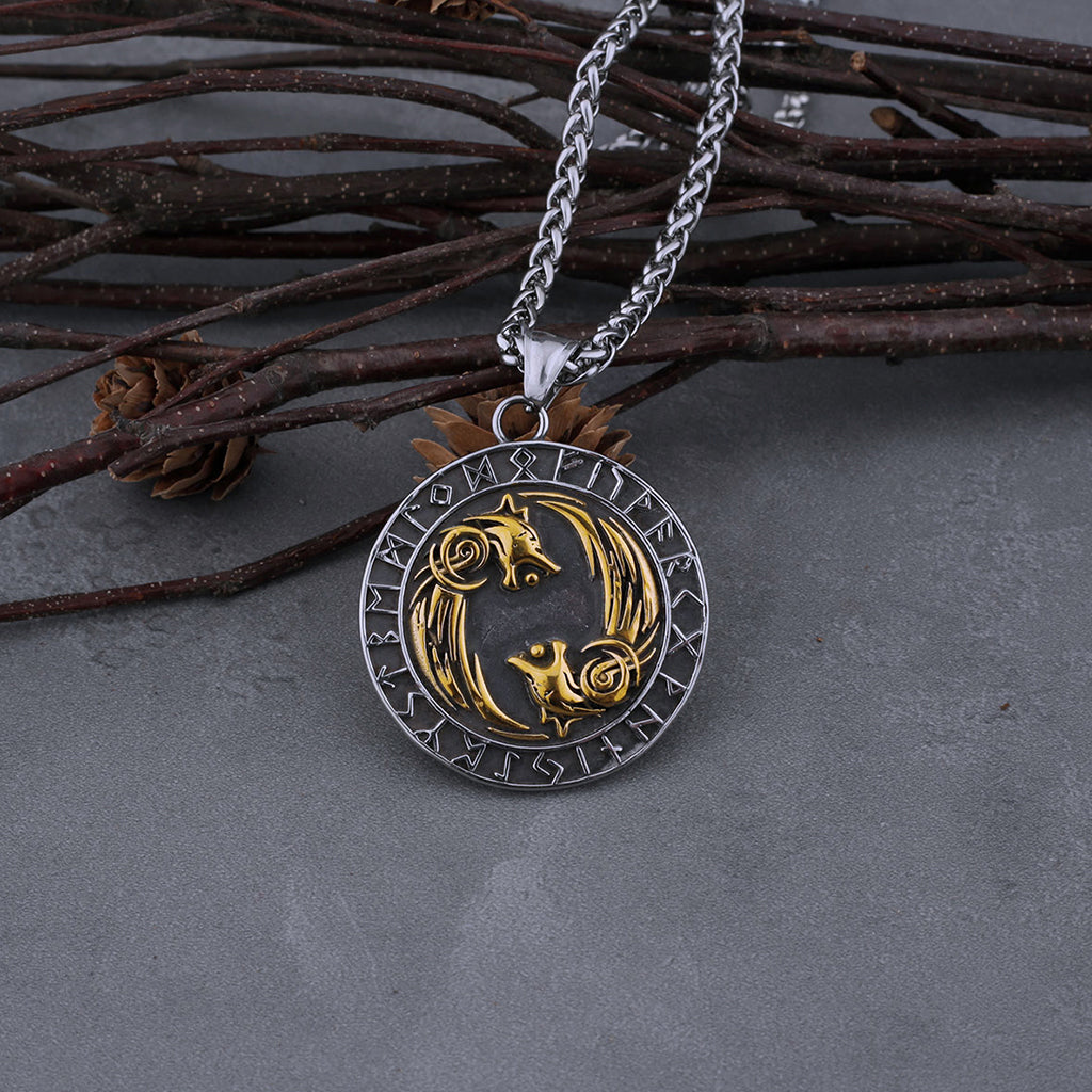 Fornnordiskt halsbandssmycke utsmyckat med guldfärgade vargar som jagar varandra