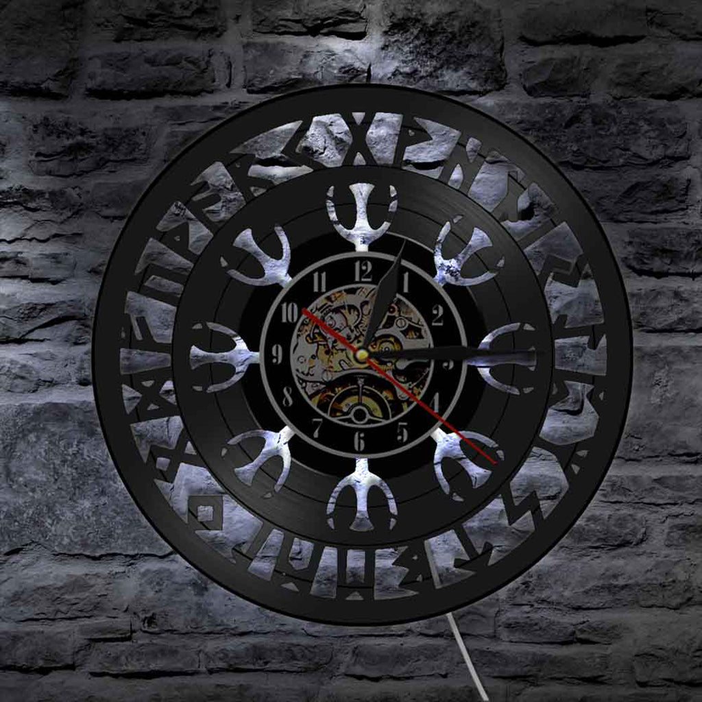Cirkelformad klocka med vikingatida motiv på urtavlan