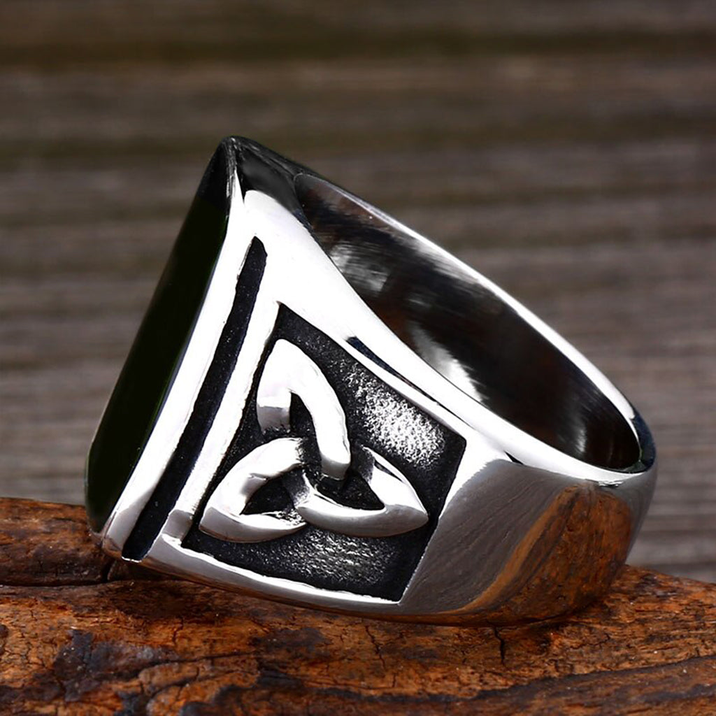 Silverfärgad klackring i stål med triquetra-symboler på kanterna