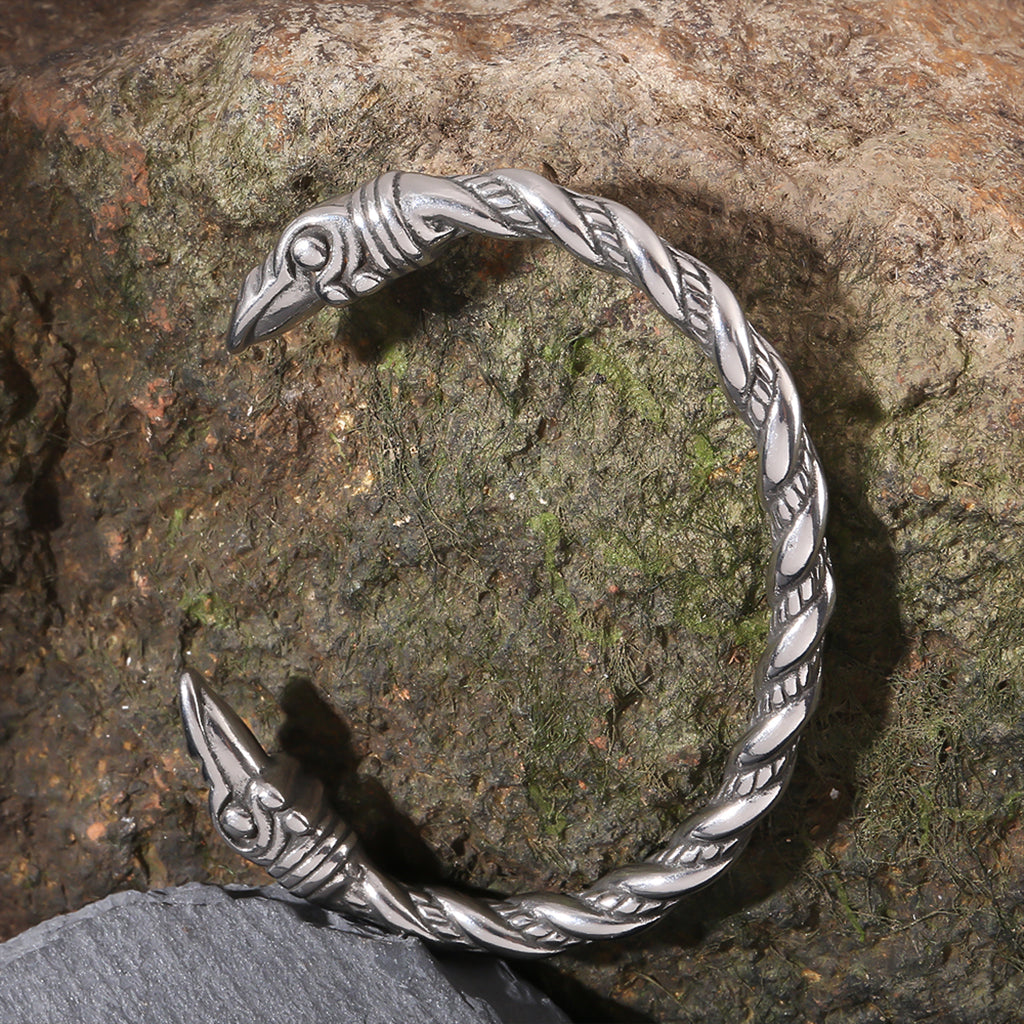 Fornnordiskt armsmycke i äkta silver smyckat med korpar i ändarna