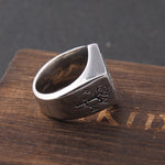 Ring från vikingatiden med den isländska stavgaldern vegvisir på klacken