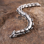 Silversmycke format som en långsmal drake/orm