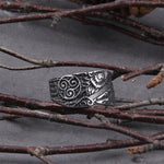 Vikingatida silversmycke med Hugin och Munin