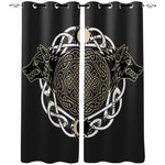 Svarta gardiner med mönster av vargarna Skoll och Hate från nordiska myter