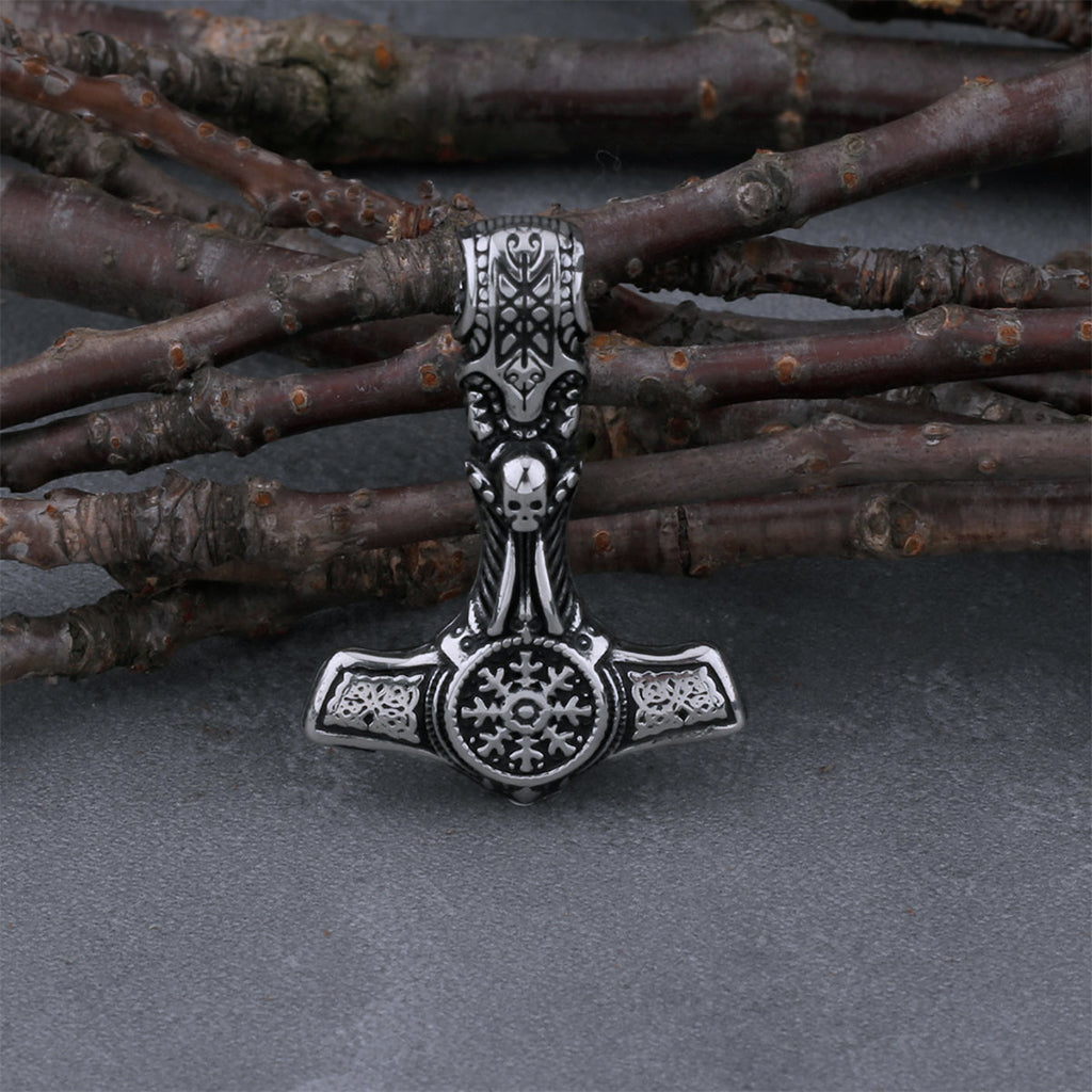 Hammarformat hängsmycke i stål med graverade vikingasymboler