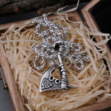 Vikingatida yxamulett graverad med valknut