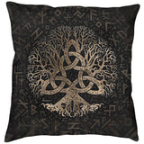 Svartfärgad kudde med cirkelformat textiltryck av världsträdet Yggdrasil