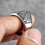 Polerad viking ring med vegvisir på klacken och valknut på kanterna