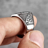 Polerad viking ring med vegvisir på klacken och valknut på kanterna