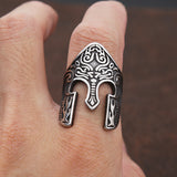 Ring formad som en vackert utsmyckad vikingahjälm
