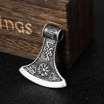 Silversmycke föreställande en vikingatida yxa