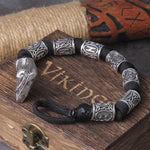Svart paracord-armband med runor graverade på silverfärgade skäggpärlor
