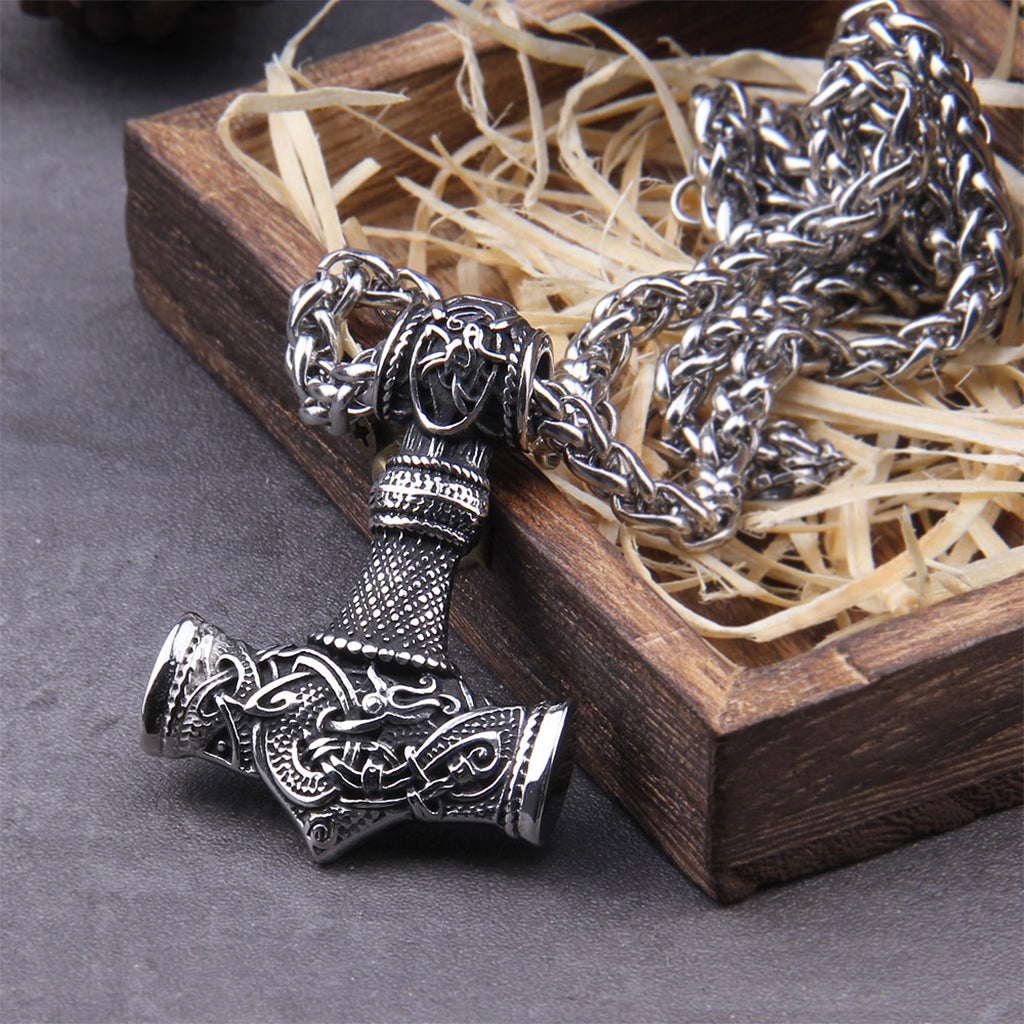 Mjölner-amulett med gravyr i form av Jörmungandr och ornamentik i vikingastil