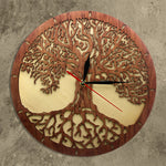 Trä-klocka med motiv av världsträdet Yggdrasil från nordisk mytologi