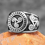 Vikingatida ring med triskele-symbol framtill