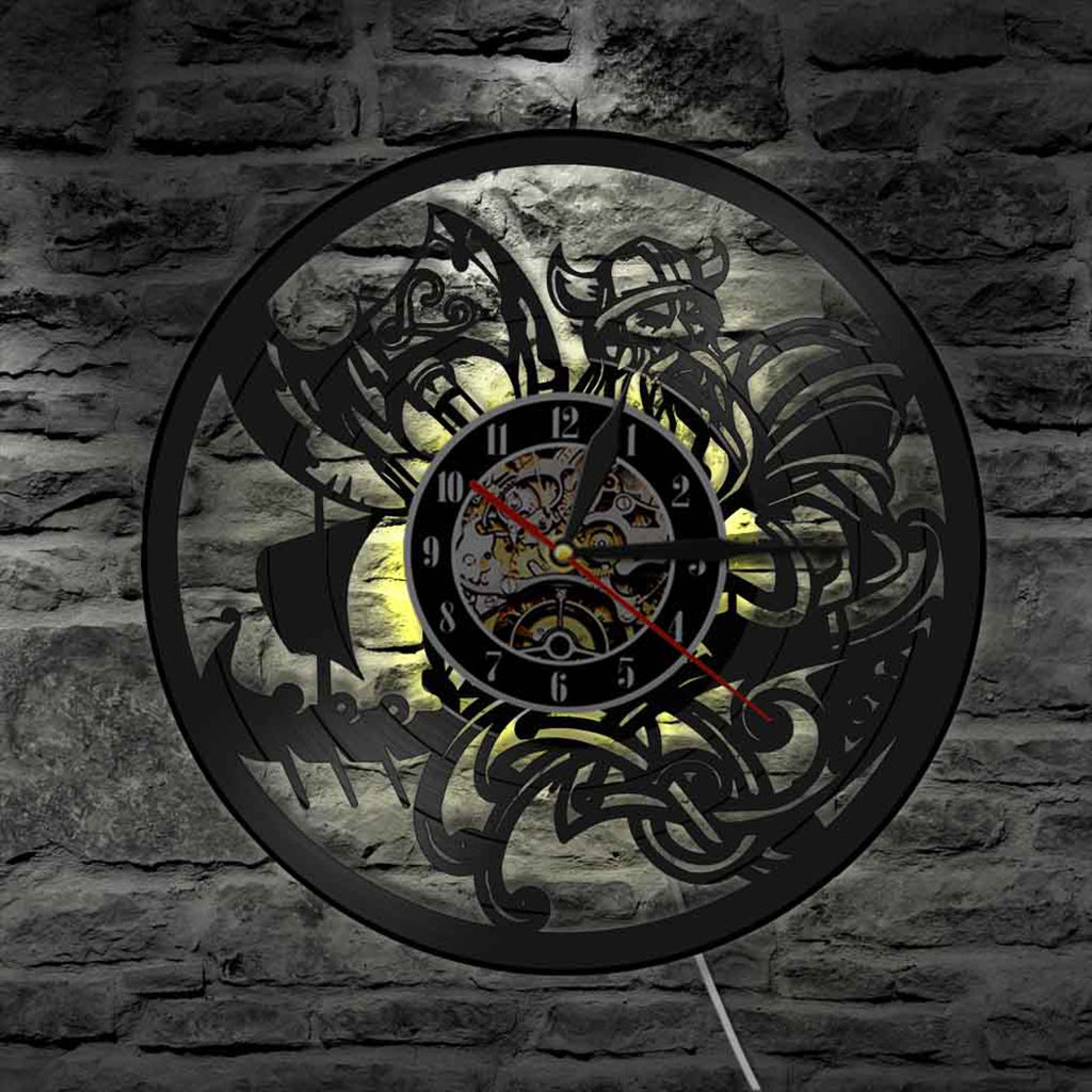Modern klocka för väggplacering med motiv inspirerat av vikingatiden