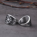 Vikingatida stålring med vägvisande rungalder (vegvisir) på framstycket