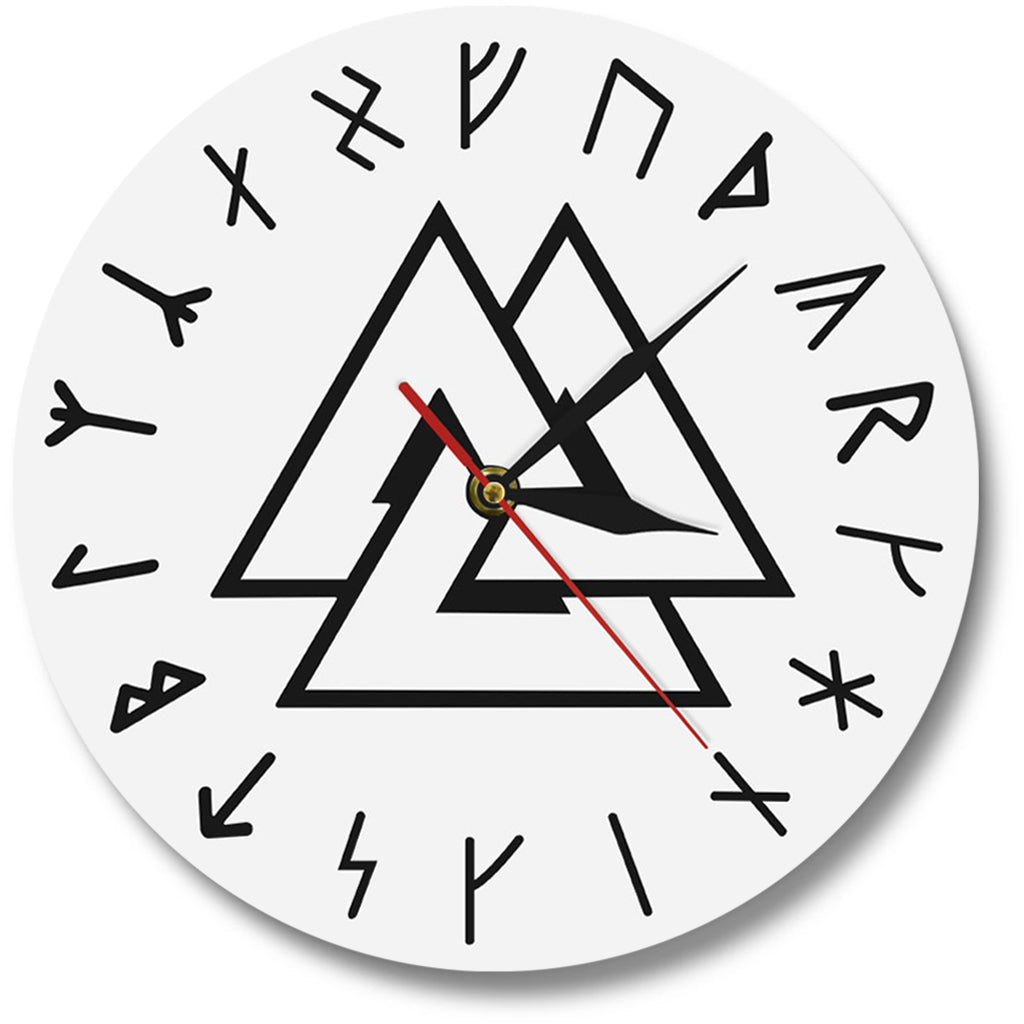 Rund vit klocka med svartfärgad valknut där visarna sitter och tidsmarkeringar i form av runor