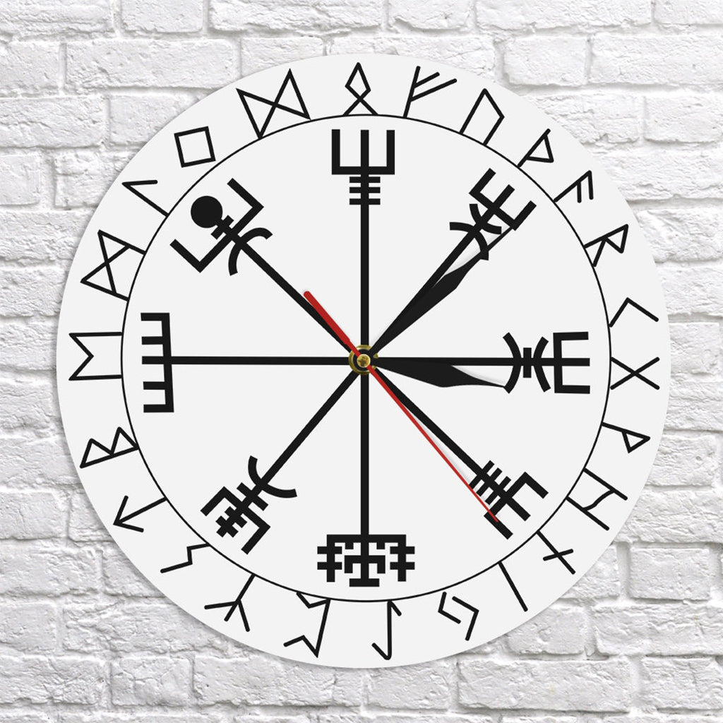 Vit klocka med motiv av magisk stigfinnande vikingasymbol uppbyggd av runor