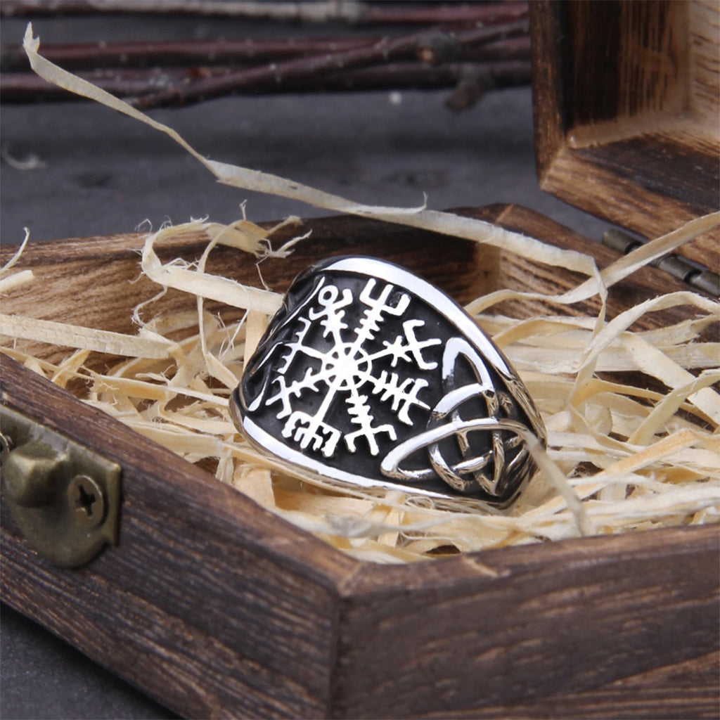 Fornnordisk ring för herr med den magiska symbolen vegvisir framtill
