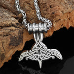 Vikingatida Mjölner-amulett med korpar på hammarhuvudet