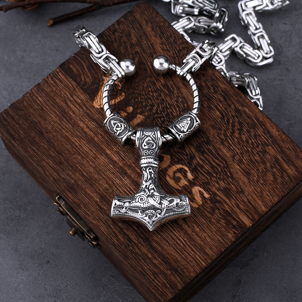 Vikingahalsband med skäggsmycken och hammarformad amulett