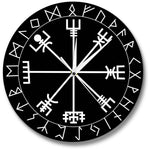 Svart klocka med vitfärgad viking kompass (vegvisir) på urtavlan