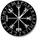 Svart klocka med vitfärgad viking kompass (vegvisir) på urtavlan