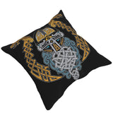 Mörkt kuddöverdrag med motiv av skandinavisk sjökrigare med hjälm på huvudet