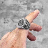 Vikingatida ring med varg och runor på framstycket