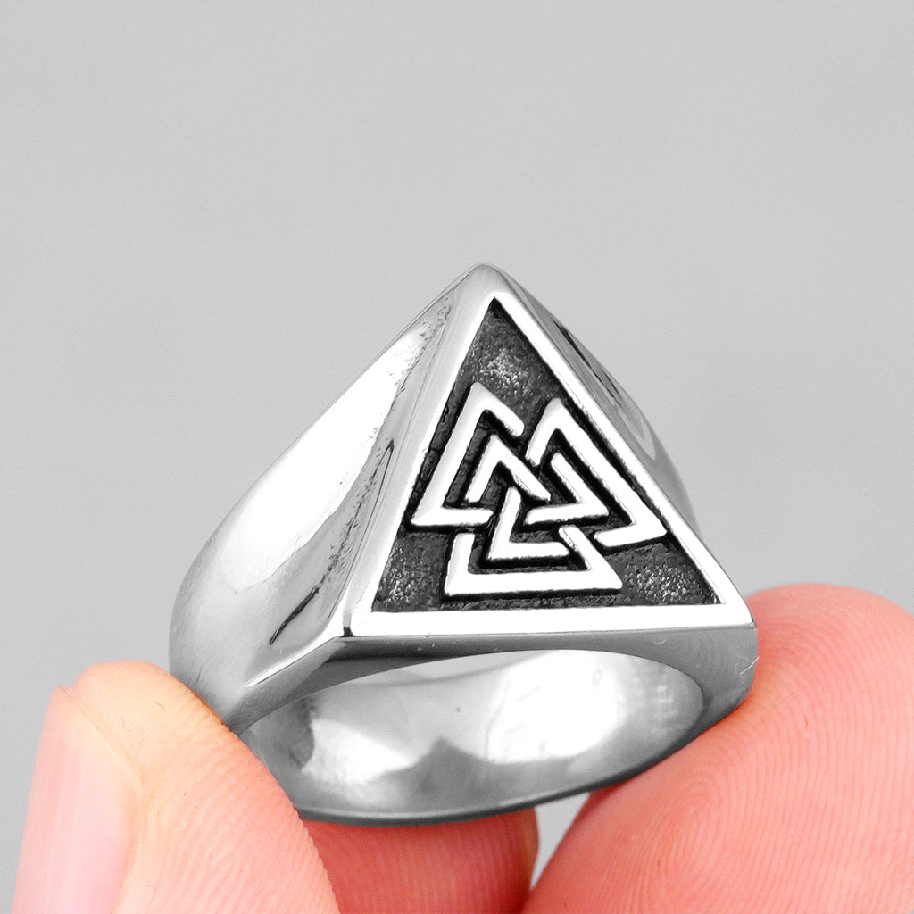 Vikingatida ring med tre sammankopplade trianglar på klacken