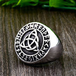 Vikingatida ring med triquetra och runor på framstycket