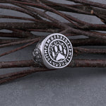Vikingatida ring med vargtass och runor på klacken
