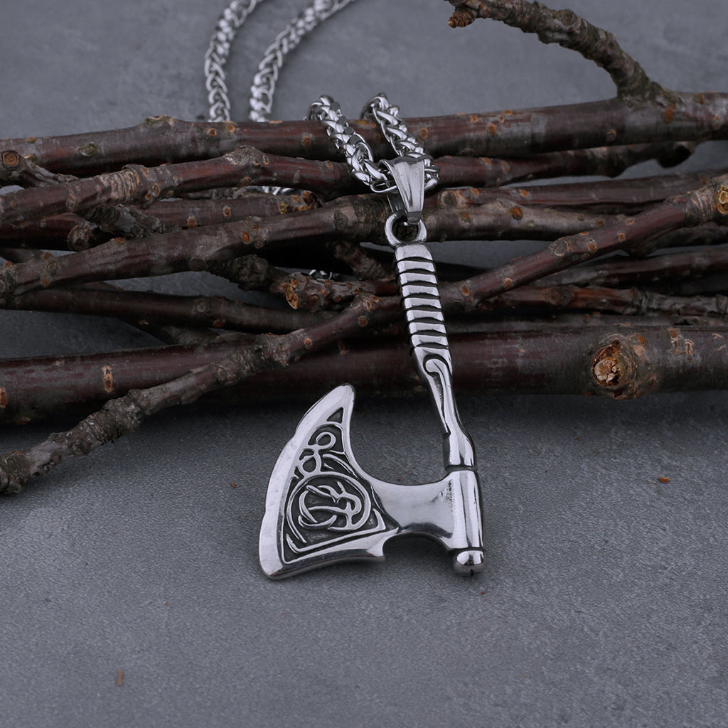 Vikingatida yxa hängande i halskedja