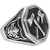Ring med gravyr i form av viking yxor