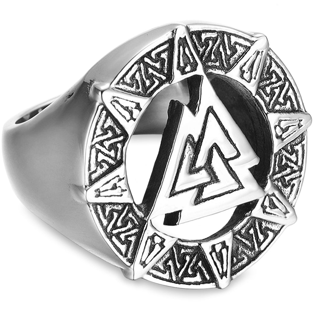 Silverfärgad vikinga ring med valknut på klacken