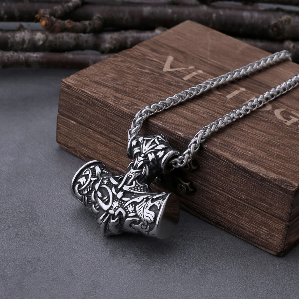 Vikingatida smycke format som en hammare