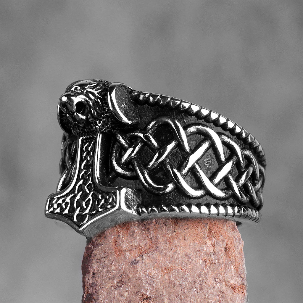 Vikingatida fingerring med Mjölner och keltiska knutar på sidorna