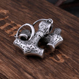 Vikingasmycken i form av två silverfärgade örhängen avbildande den nordiske åskguden Tors hammare